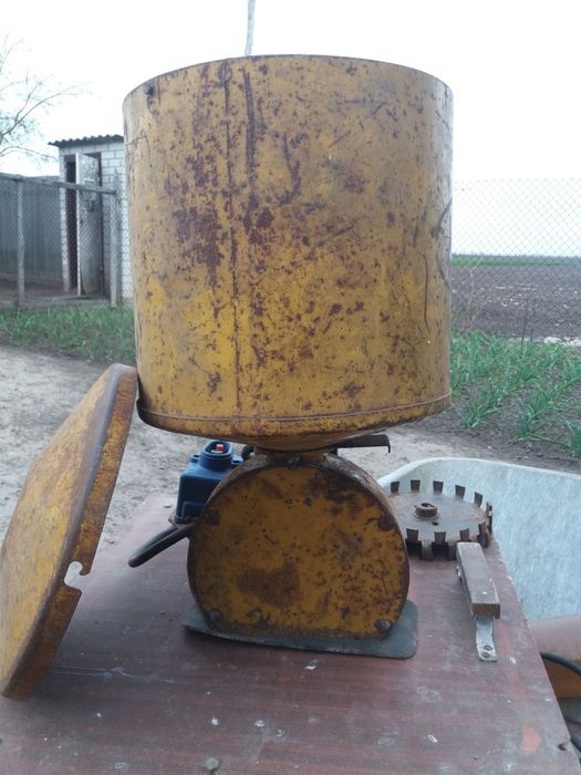 Зернодробилка млин