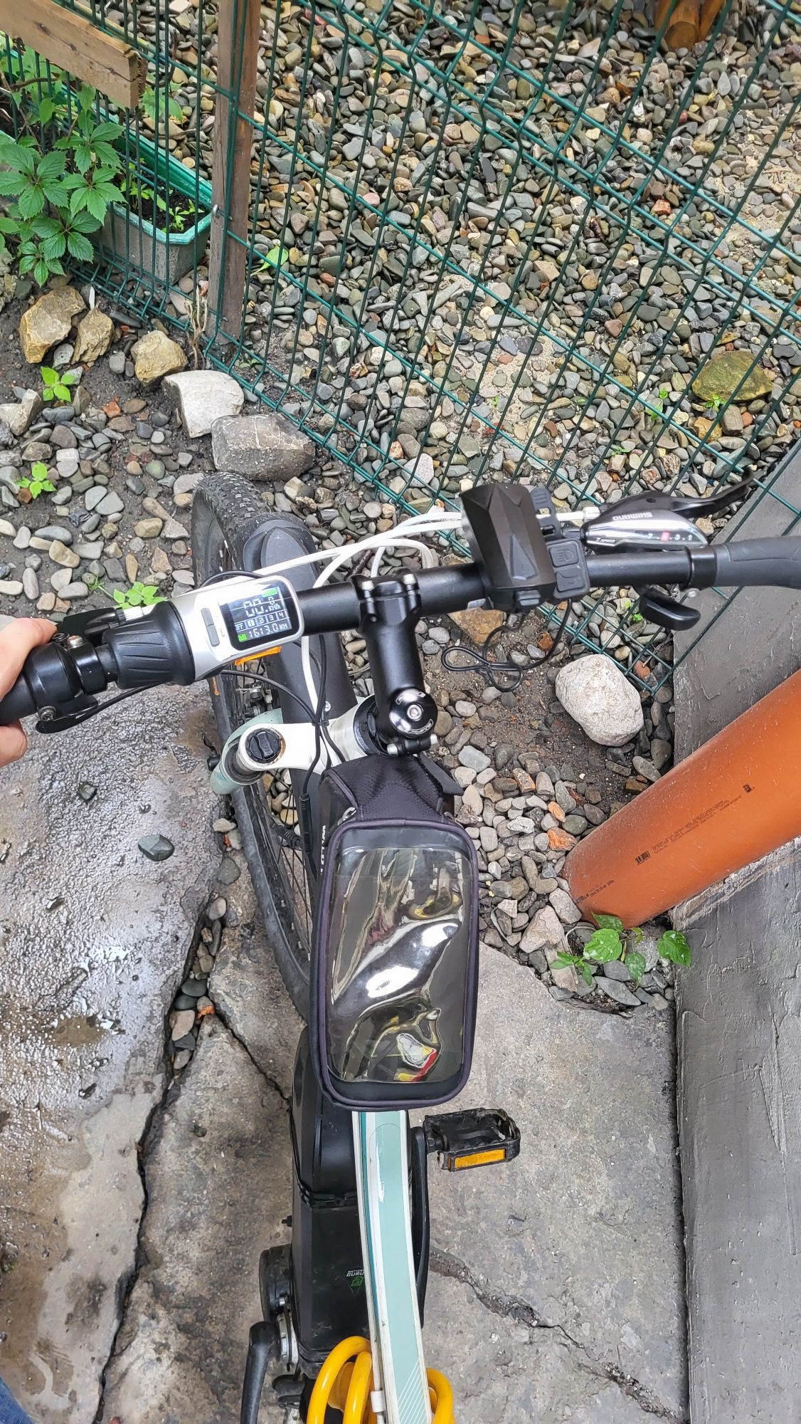 Rower elektryczny Unibike o wysokej mocy i wydajności.