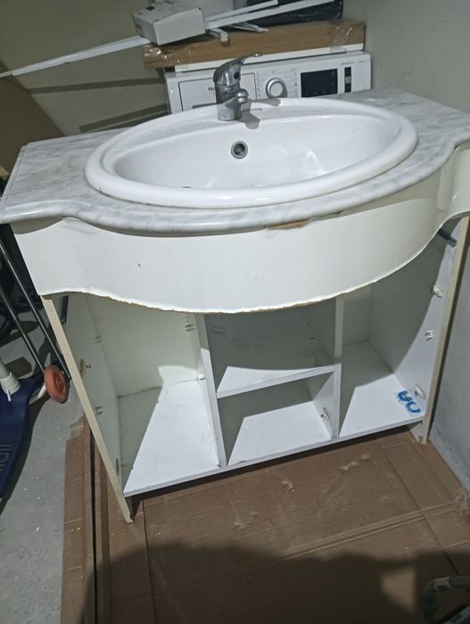 Móvel WC com lavatório e torneira