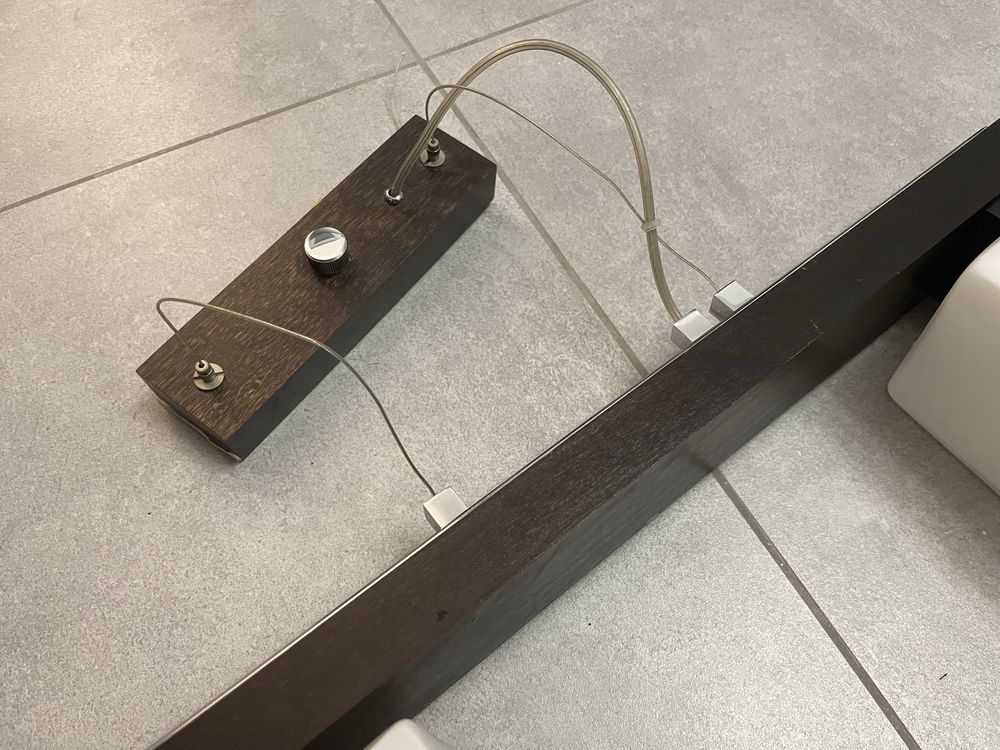 Żyrandol wiszacy na stalowych linkach