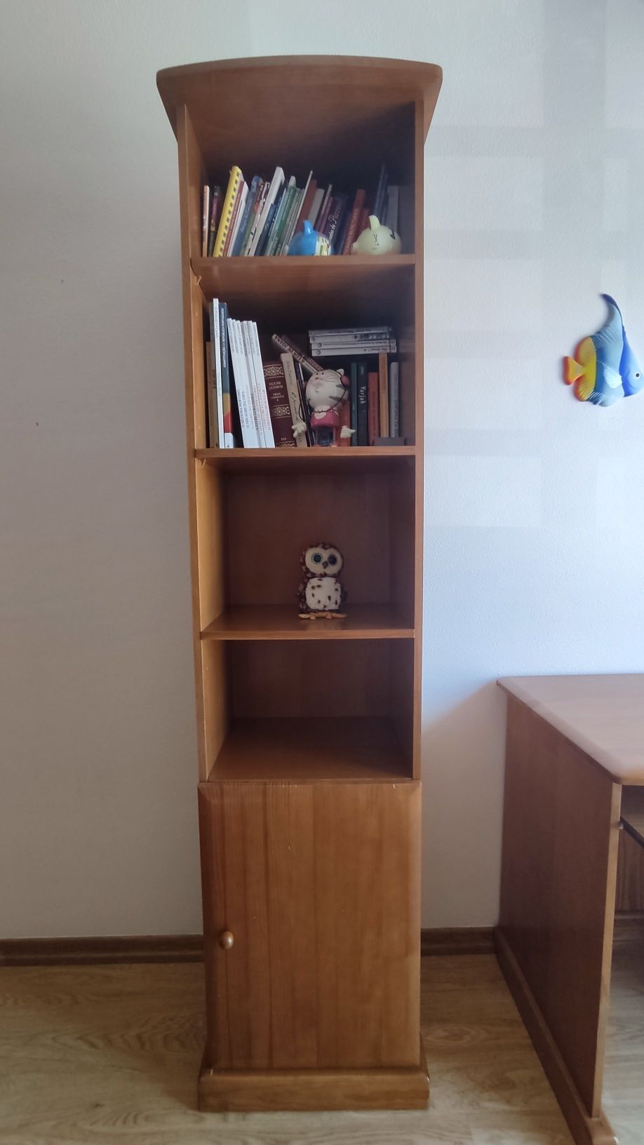 Secretaria de Pinho Maciço + Estante