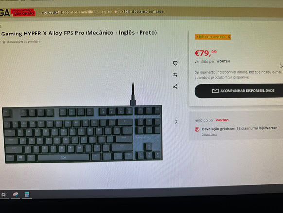 Desktop gaming com dois ecras 240 hrz e 70 hrz