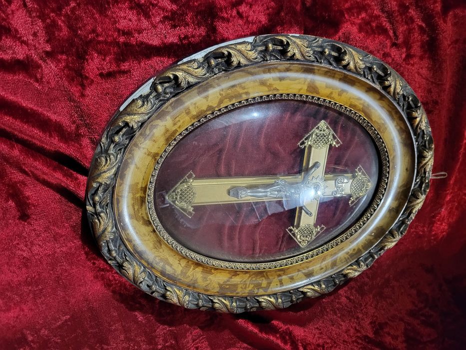 Stary krzyż w ramie za szkłem