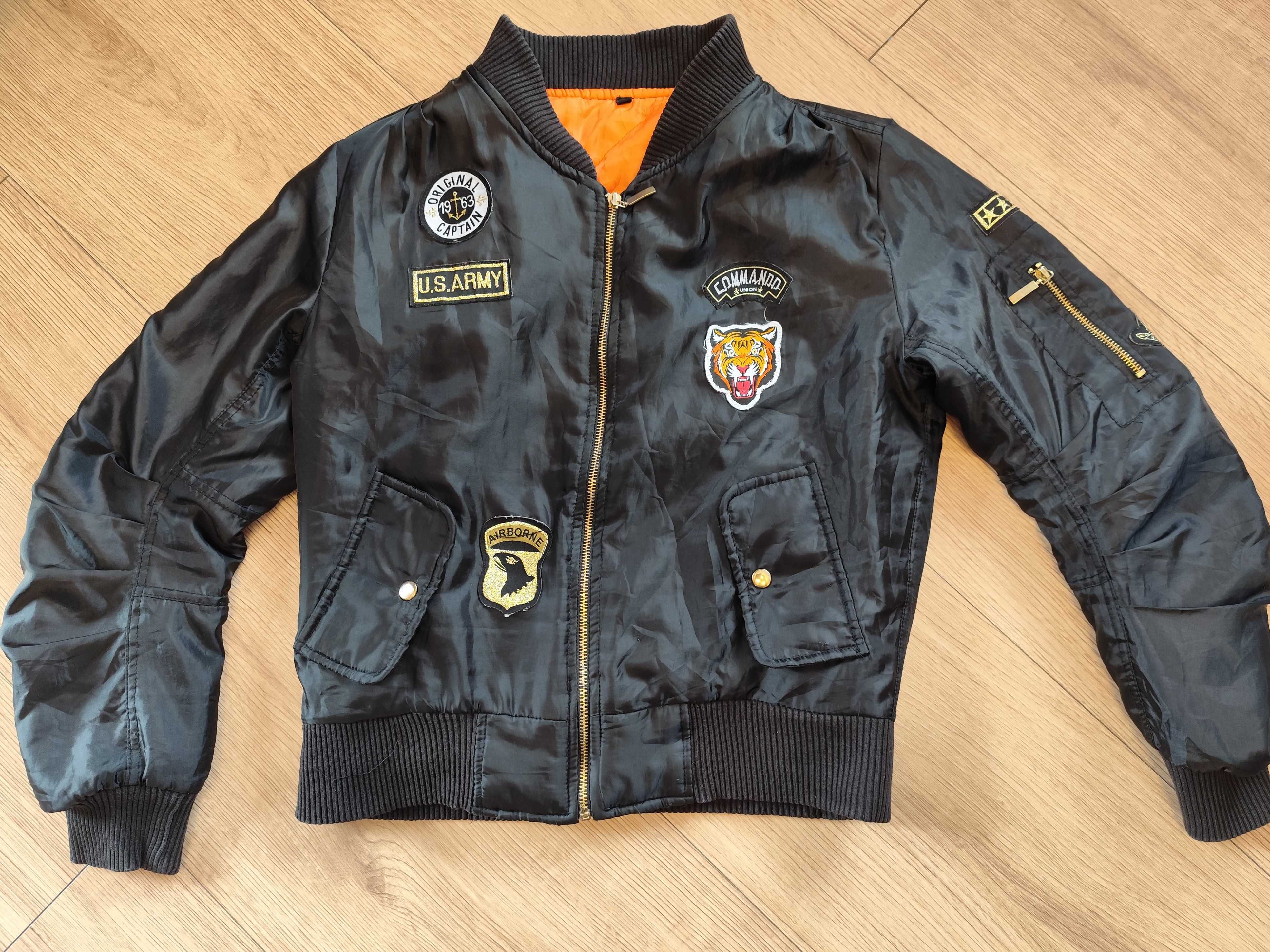 Kurtka typu bomber z naszywkami, czarna, rozmiar S, bejsbolówka