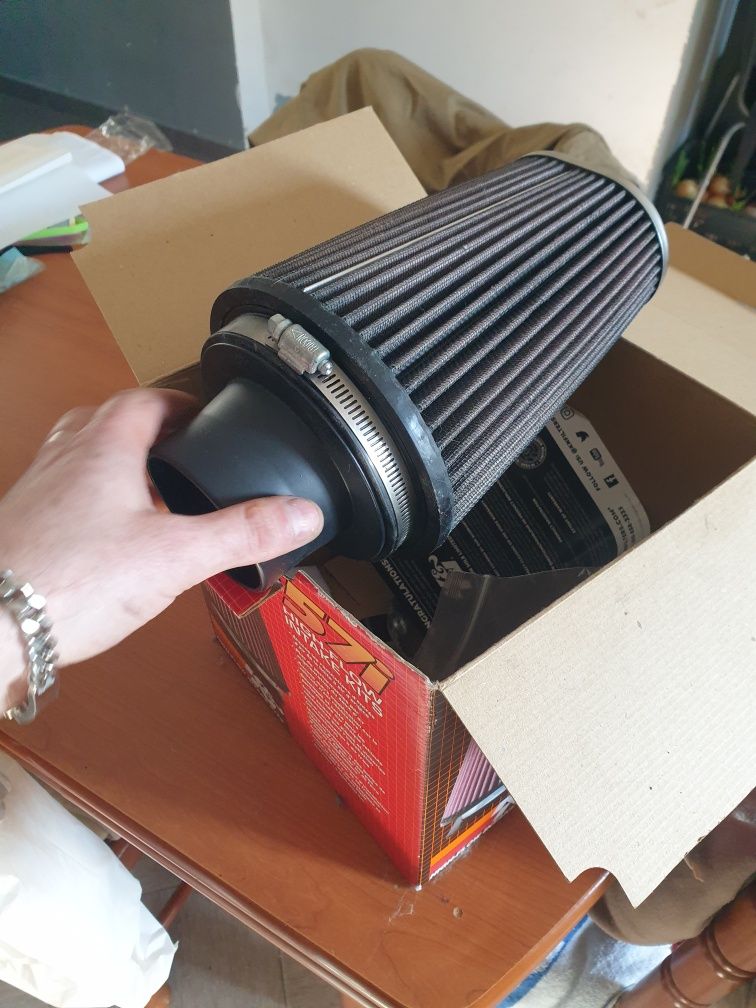 Filtro de ar K&N 57i na caixa com apoios