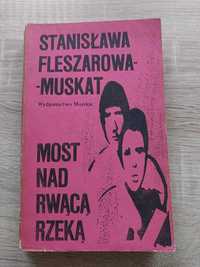 Most nad rwącą rzeką