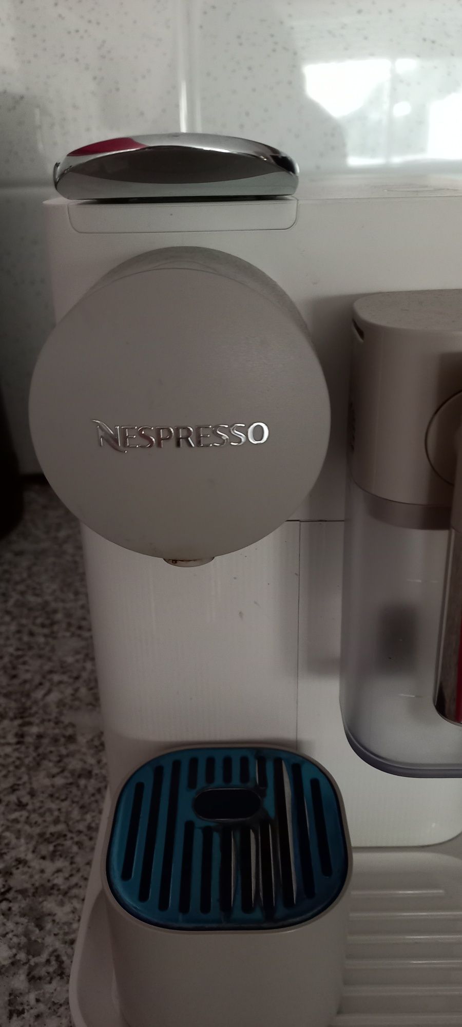 Máquina de café e cappuccino Nespresso Lattissima One
