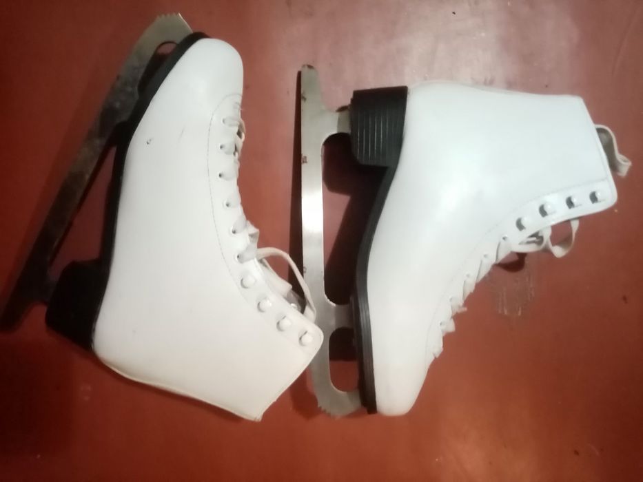 Продам коньки женские