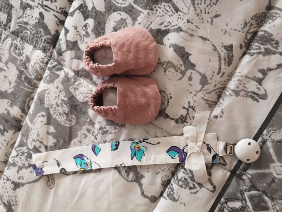 Sapatinhos + prendedor de chupetas