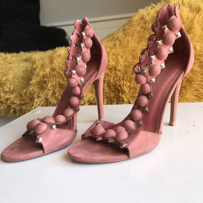 Sandálias com tachas de salto alto (37)