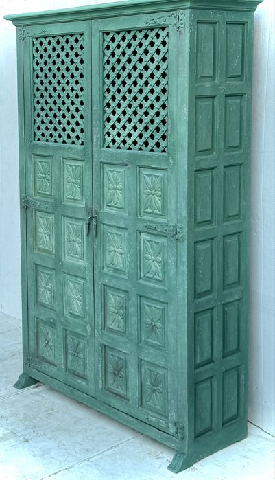 Hiszpańska, rzeźbiona szafa kolonialna z ażurowymi drzwiami chic