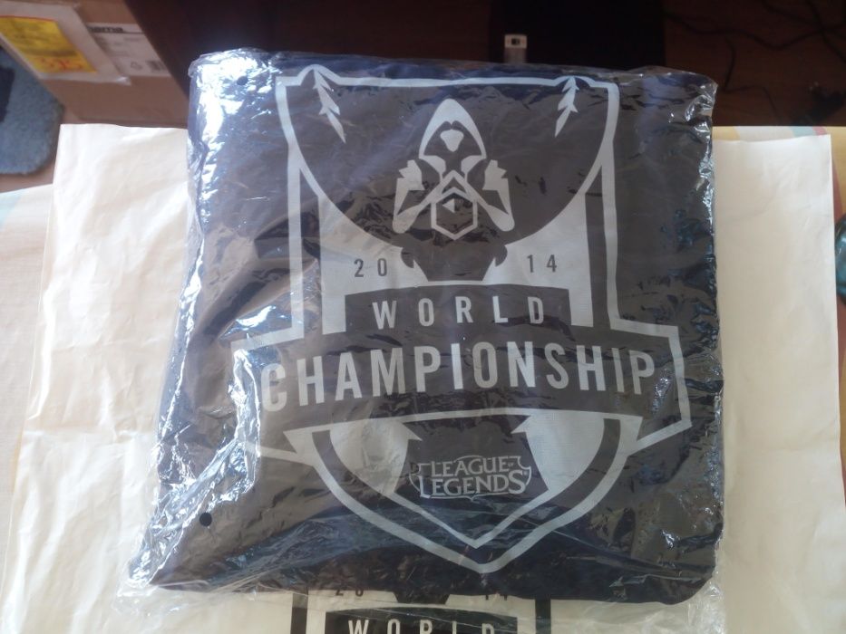 Conjunto Merchandise League of Legends Worlds 2014