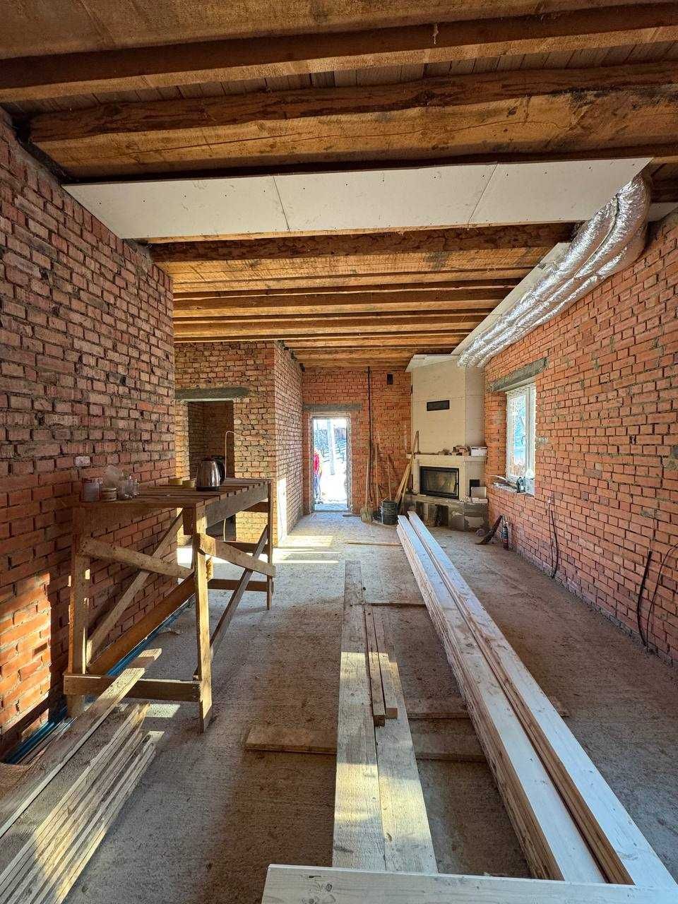 Будинок з внутрішнім наповненням та комунікаціями в  Микуличині