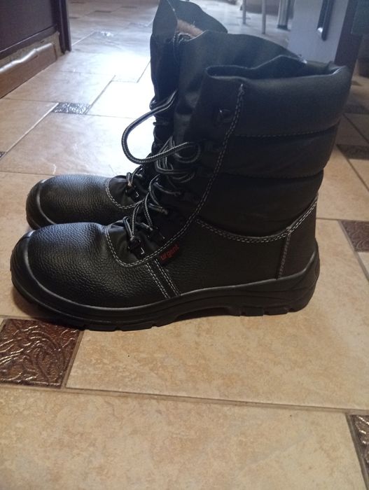 Зимние теплые ботинки.
