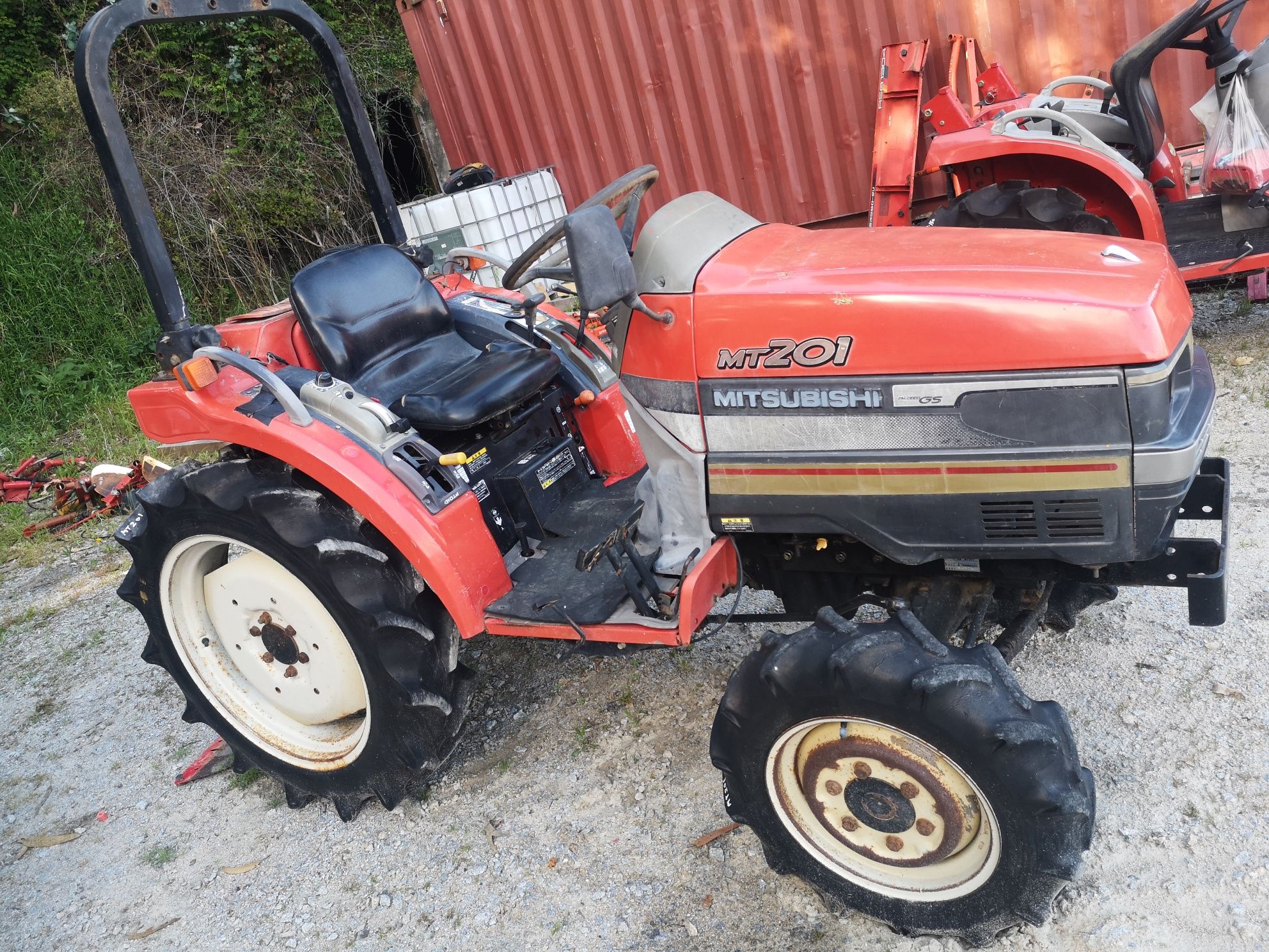 Vendo tratores de 3 cilindros 4x4