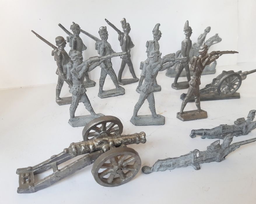 Grande lote de figuras de chumbo antigas