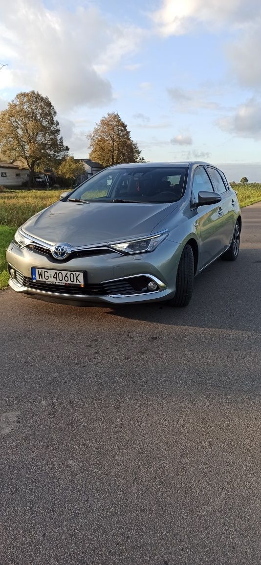 Toyotą Auris Hybrid 69 tys przeb.