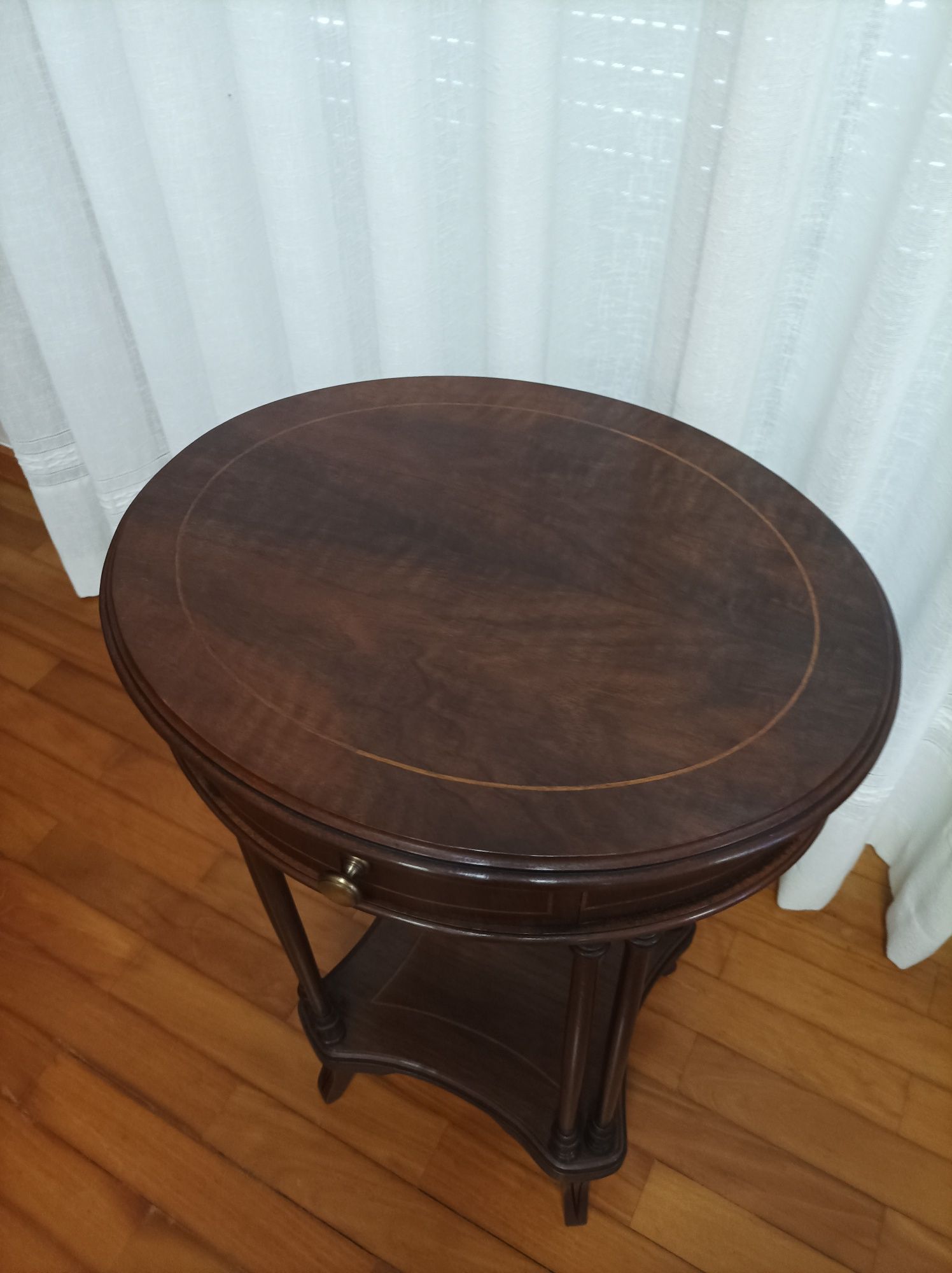 Mesa antiga de apoio restaurada estilo inglês ovalizada