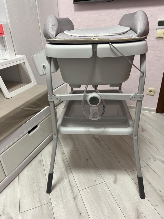 Продам пеленальний столик з ванною.