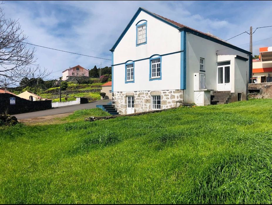 Vende-se moradia e terreno plano. House for sale