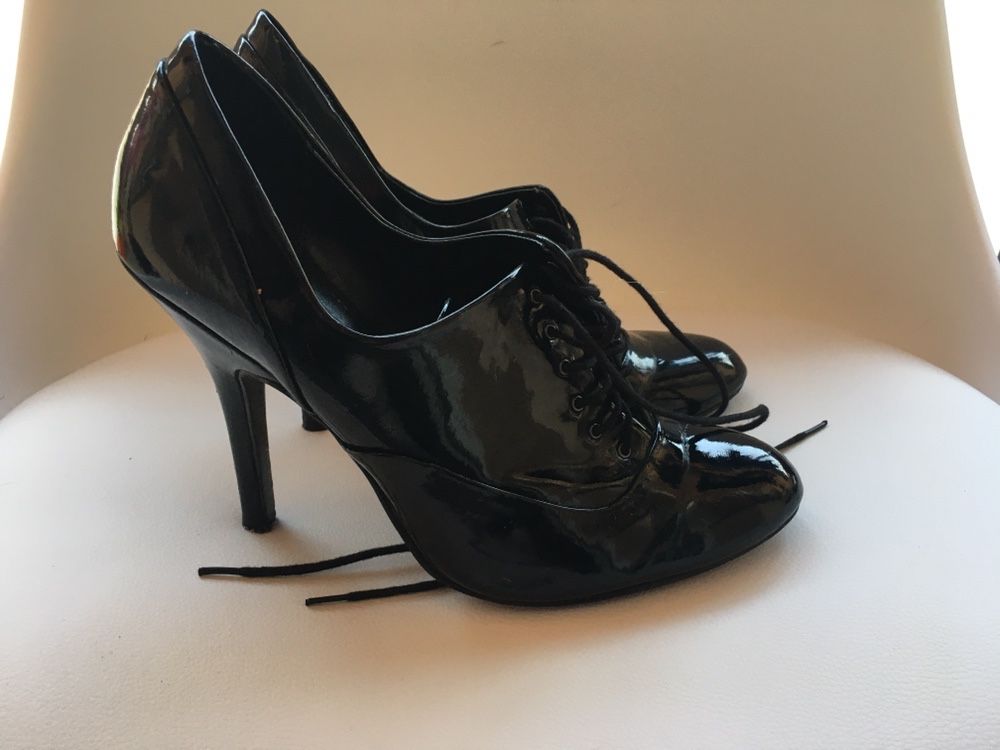Buty z lakierowanej  skory Zara r 38
