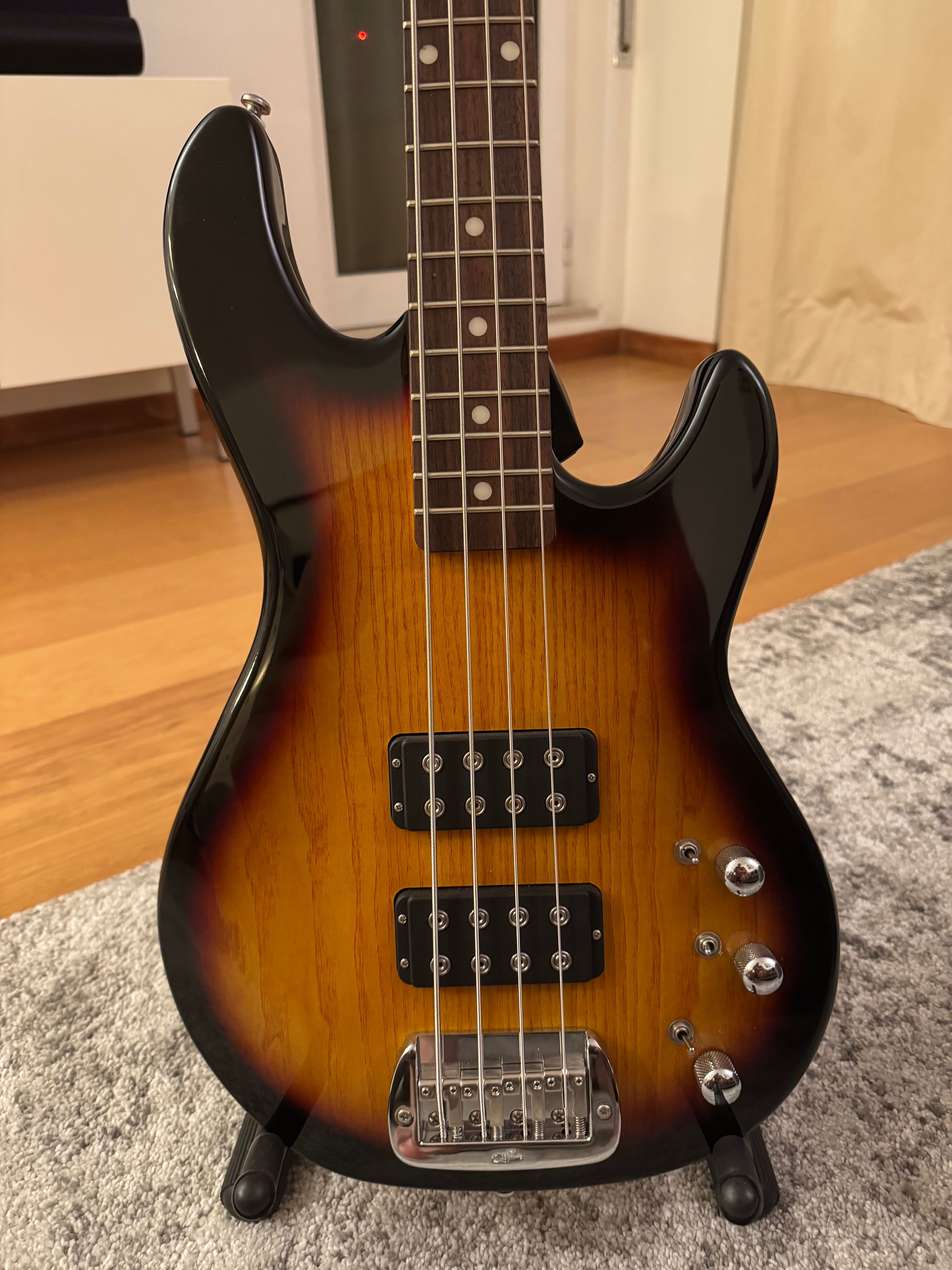 Baixo G&L L-2000 Tribute Series - Cor 3-Tone Sunburst