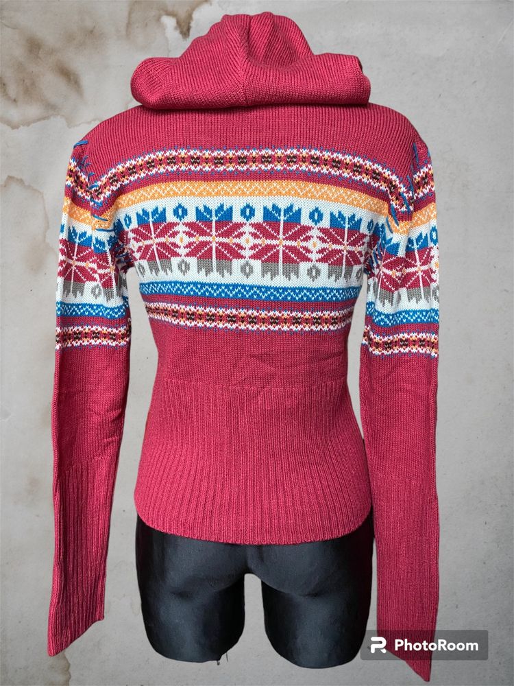Różowy sweter z kapturem z wzorami norweskimi