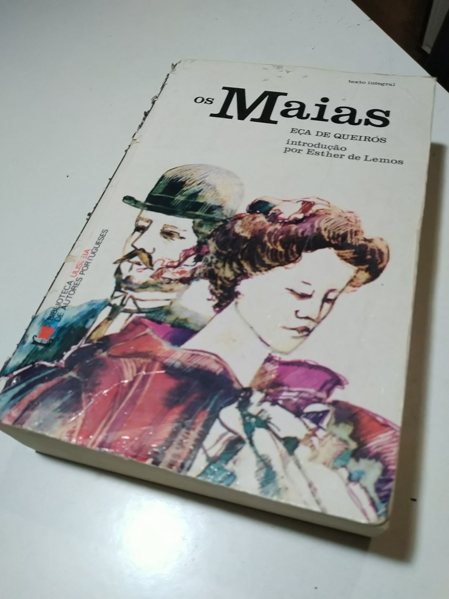 Livro "Os Maias" de Eça de Queirós