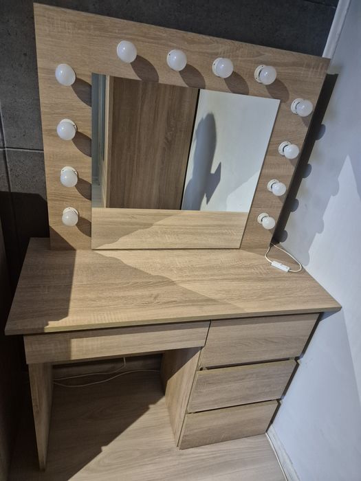 Toaletka z lustrem i światłami