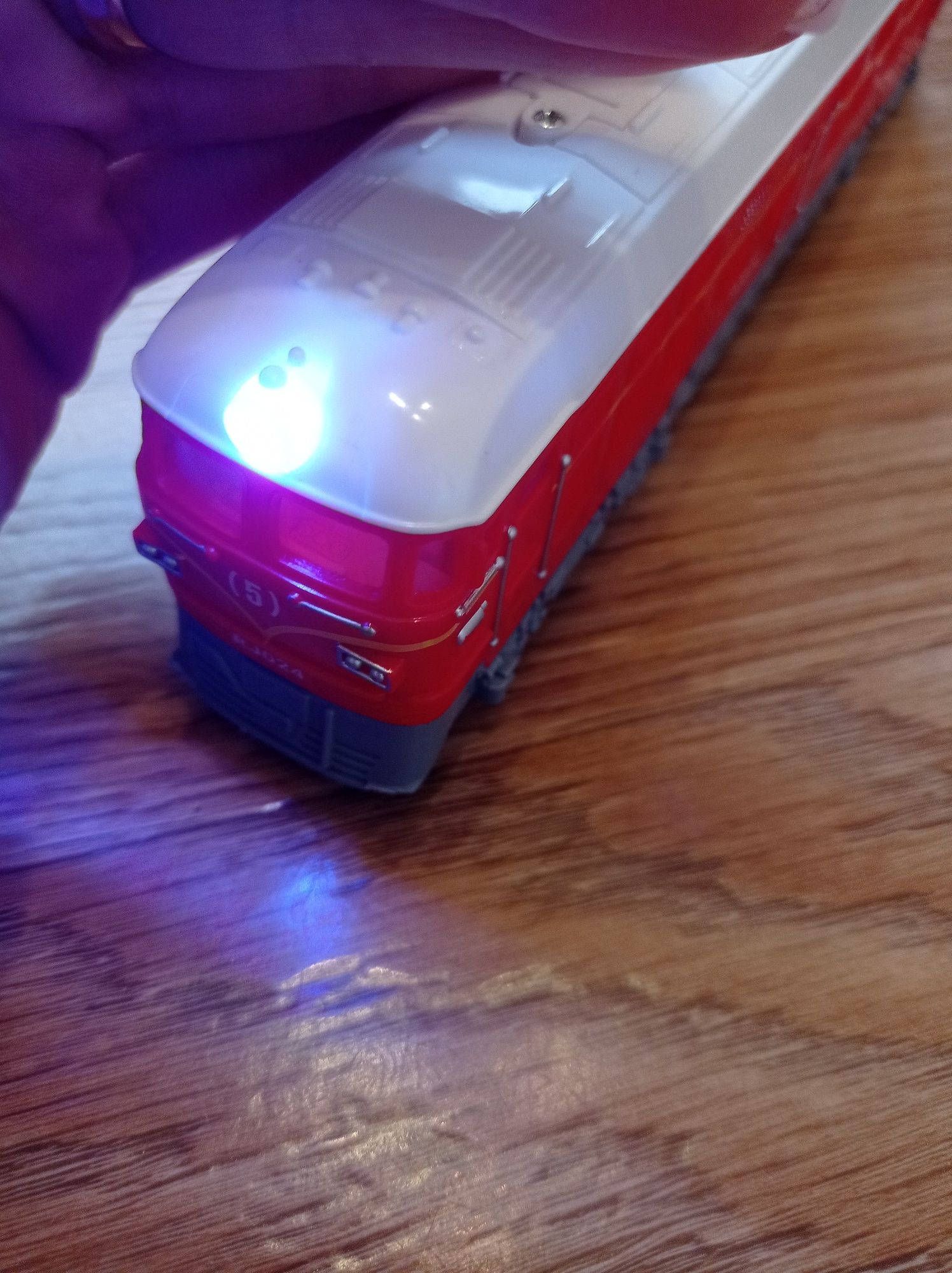 Поезд инерционный со светом и звуком