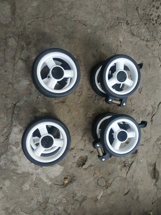 Колеса для дитячої коляски або візка.