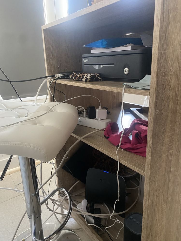 Balcao alto beje e branco