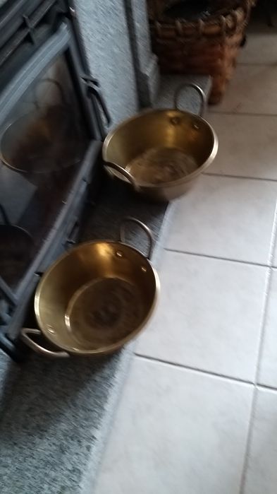 Vendo dois tachos em cobre em bom estado. Um com 32 cm outro com 28 cm