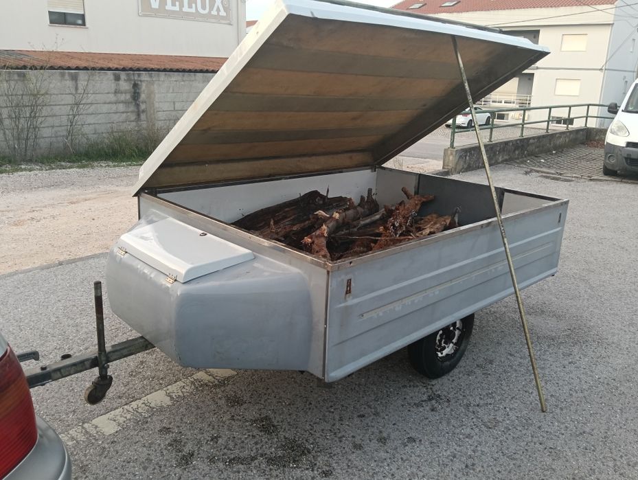 Reboque com tampa em bom estado