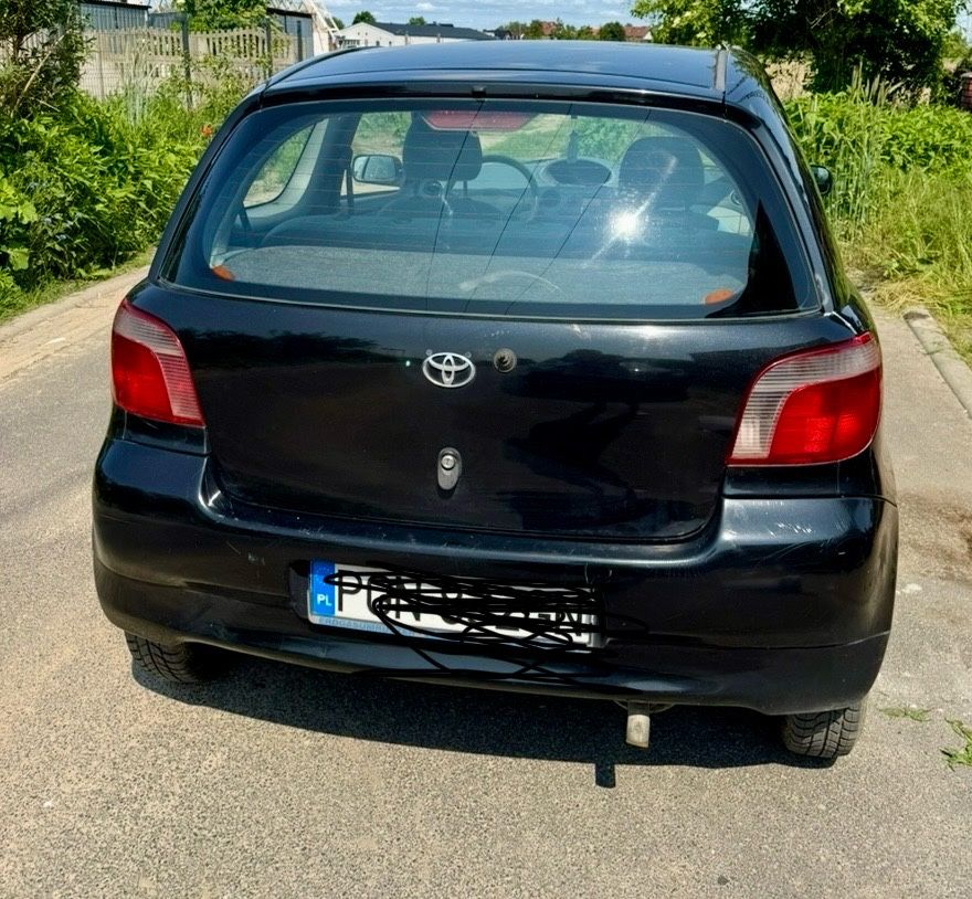 Toyota yaris czarna 1.0 1999 r oplaty wazny przeglad