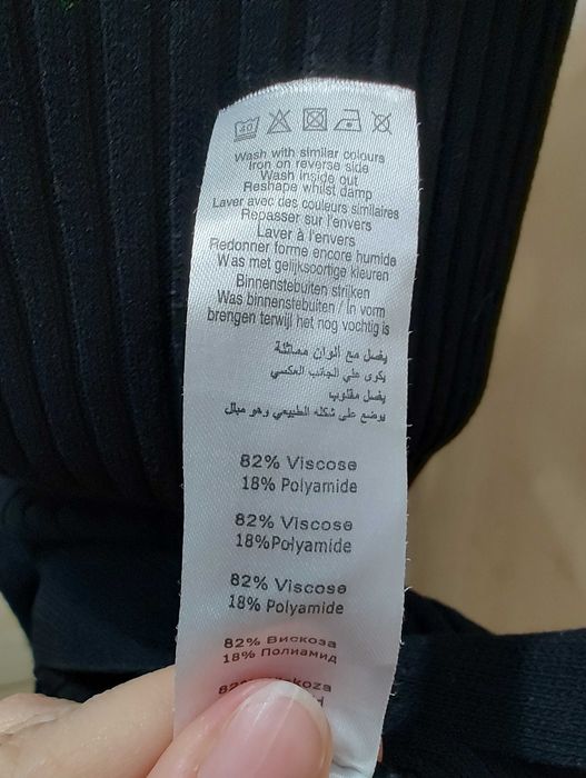 Czarna obcisła dzianinowa zapinana sukienka z długim rękawem prążek