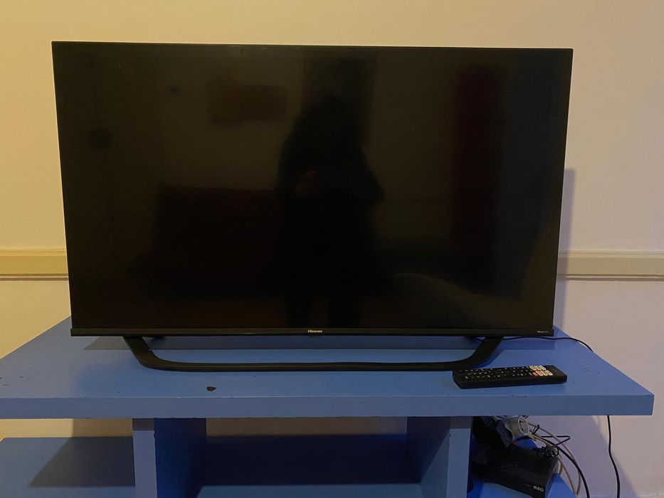 Smart TV 43" Hisense c/ Mesa
