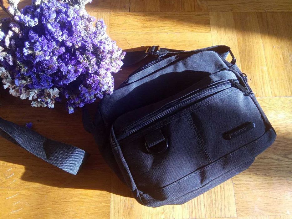 Сумка-барсетка в идеальном состоянии