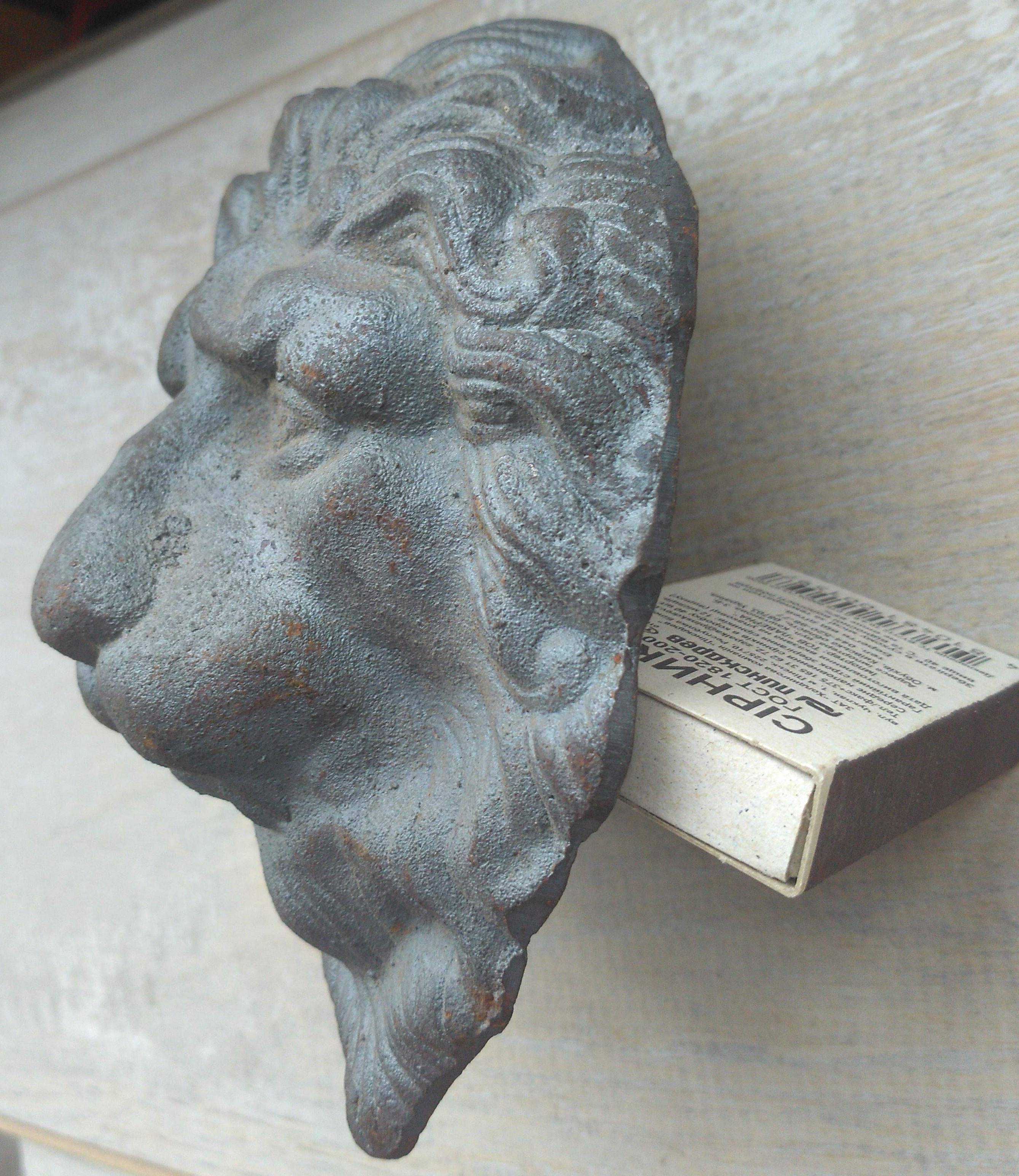 Антикварный чугунный лев для оформления интерьер камин помещение