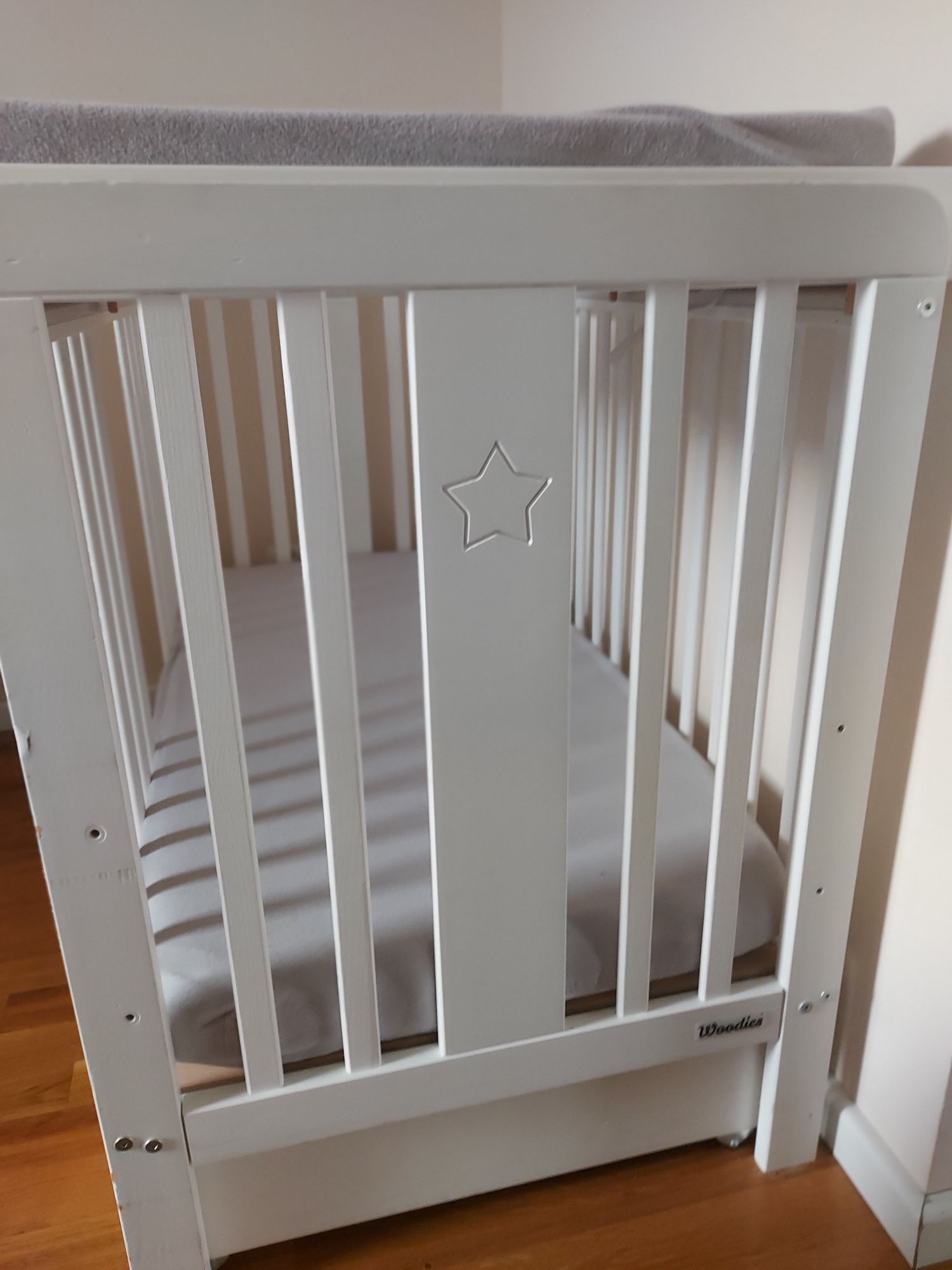 Łóżeczko Woodies Star Cot 120x60 cm w zestawie z materacem,szufladą i