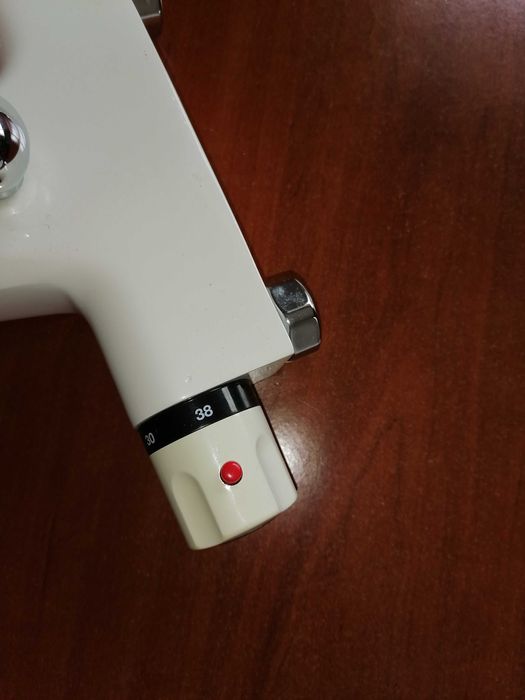 Torneira de banheiro.