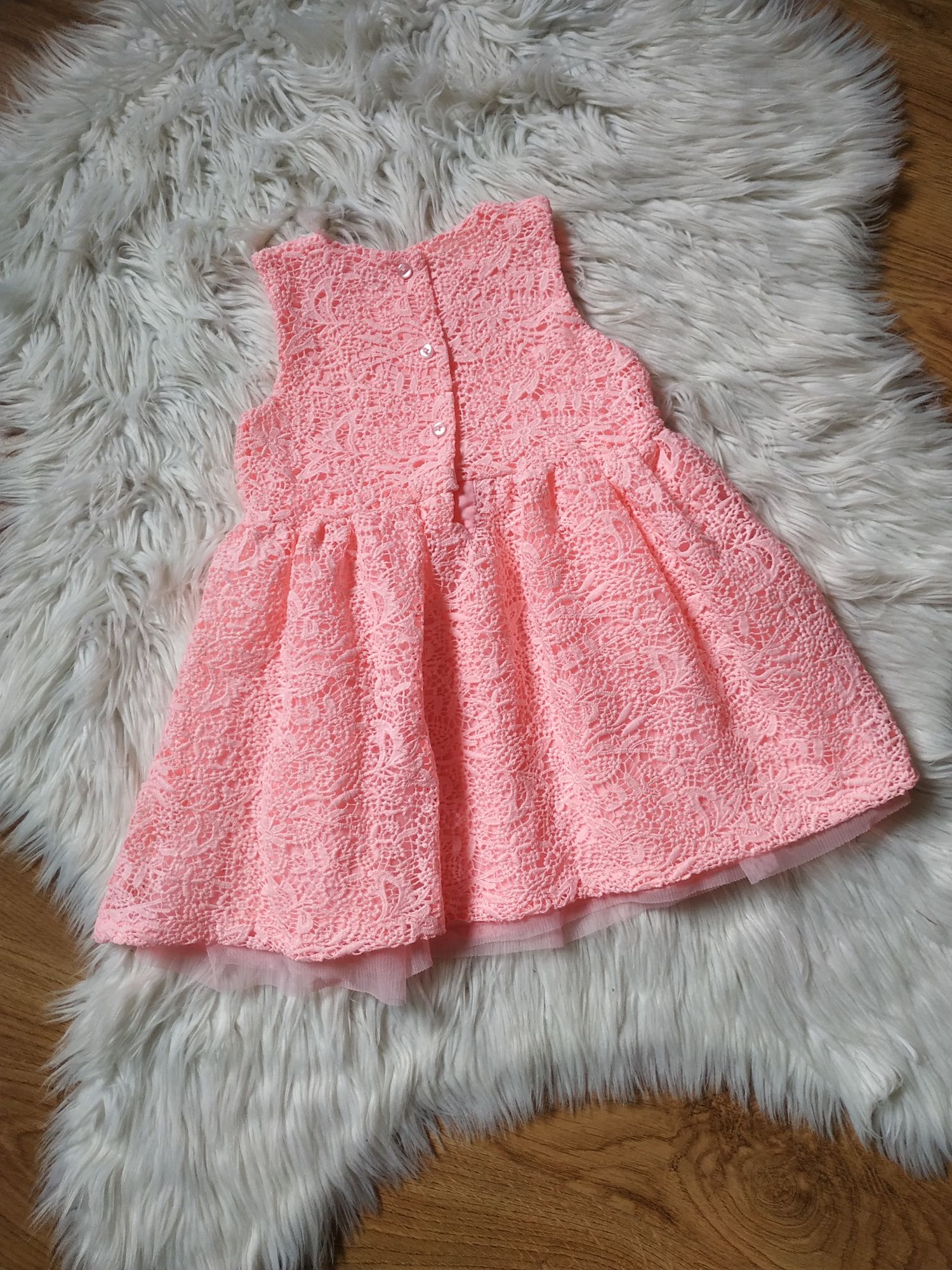 Koronkowa brzoskwiniowa sukienka z kokardą r. 92
