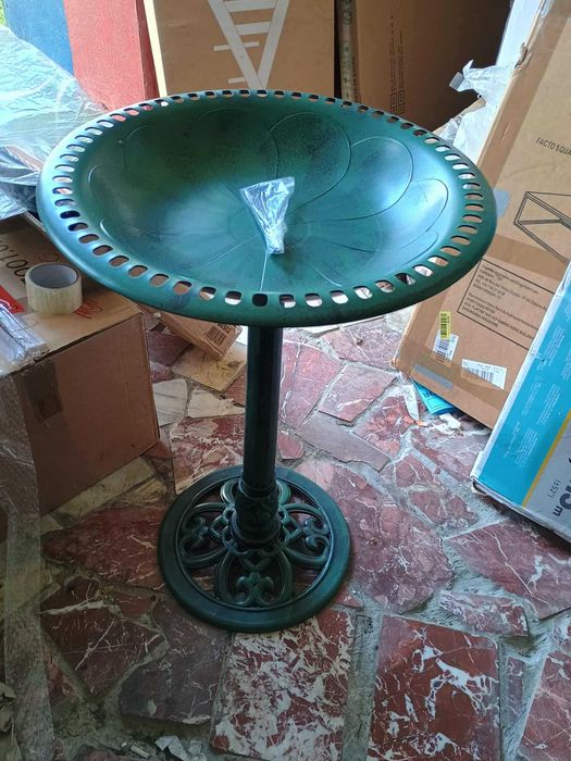 Stojąca Kąpiel dla Ptaków, Karmnik dla Ptaków