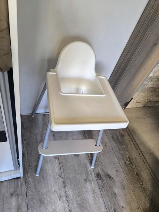 Krzesełko antilop z pasami i podnóżkiem.