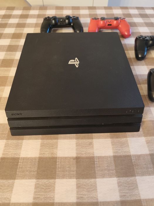 PS4 Pro 1TB + 4 comandos + OFERTA Gran Turismo Sport