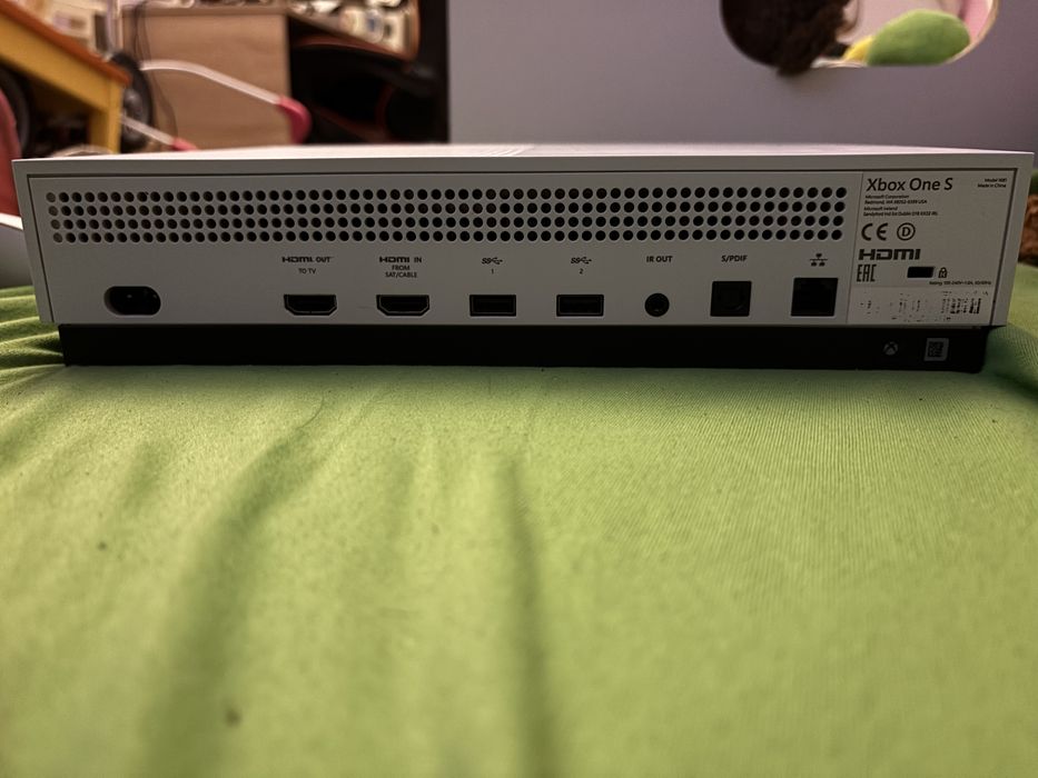 Xbox one s 1TB + pad + gta v