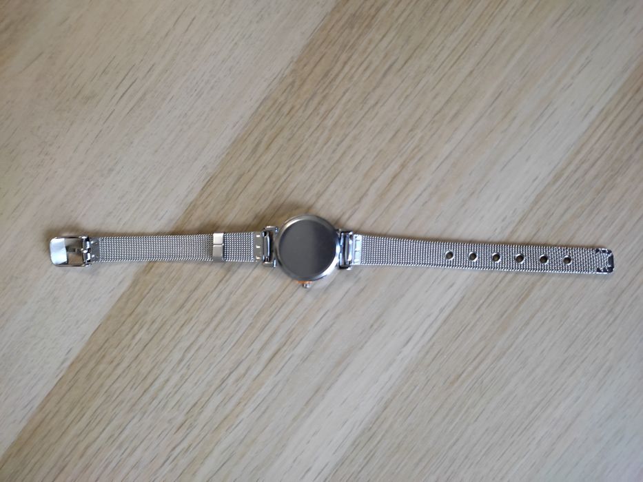 Sprzedam nowy zegarek damski.