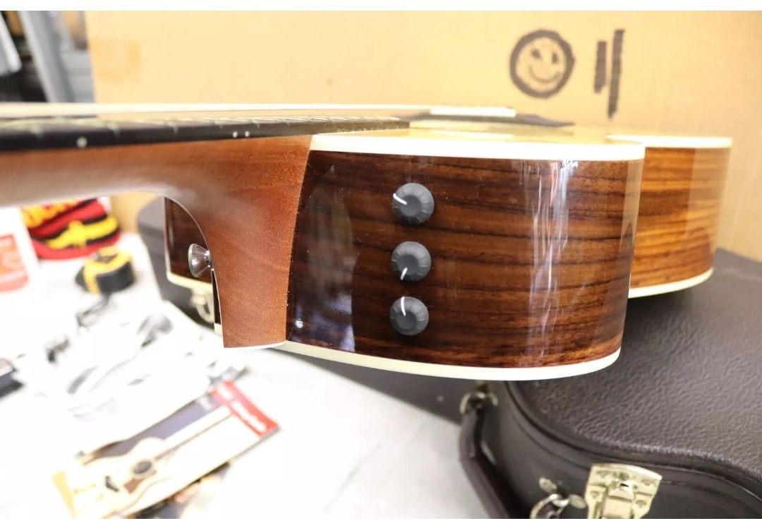 Гитара  Taylor 214CE Deluxe.