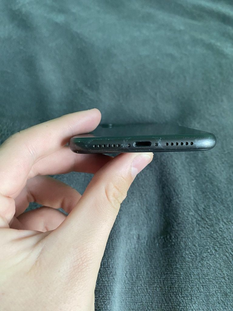 iPhone 11 128 GB+2 ładowarki i 4 etui