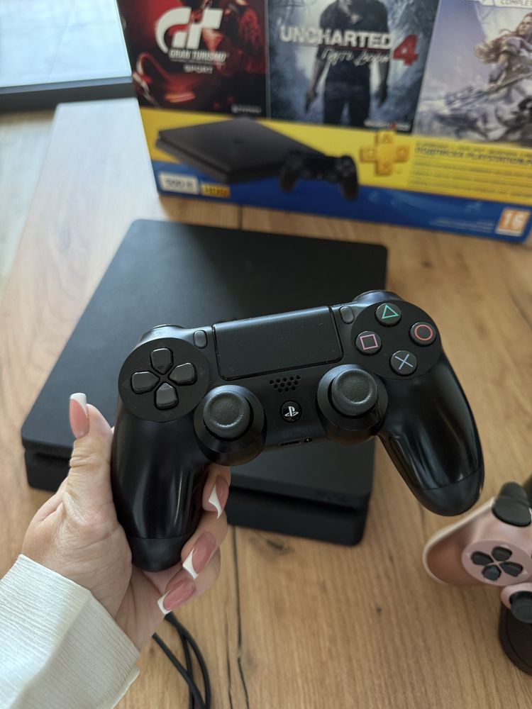 Playsation 4 плюс дополнительный джойстик и зарядная станция